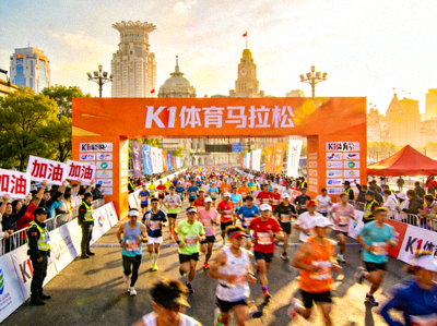 K1体育策划的大型城市马拉松赛事活动现场，人群涌动